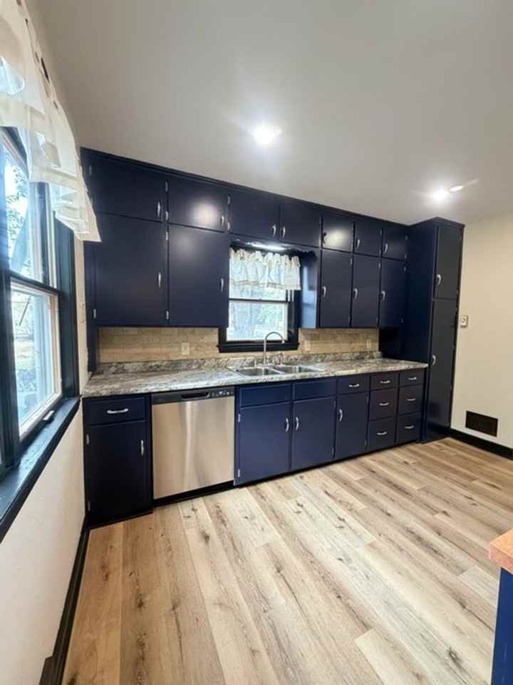 2305 Eddy Ln - Photo 4 of 18