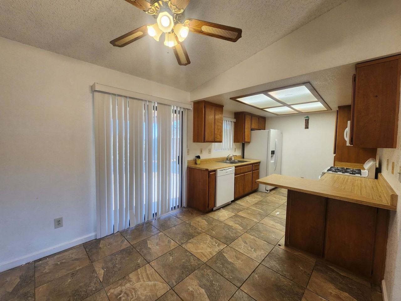 72320 El Paseo Dr - Photo 3 of 10