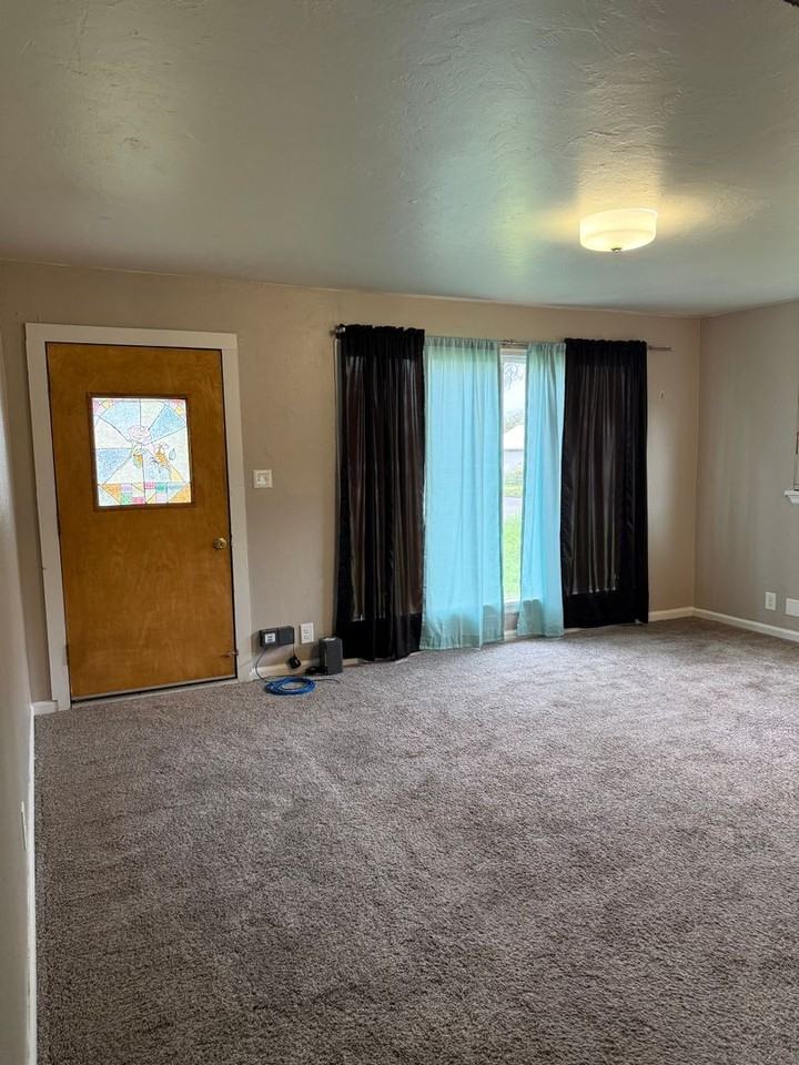 435 S Elm St - Photo 5 of 13