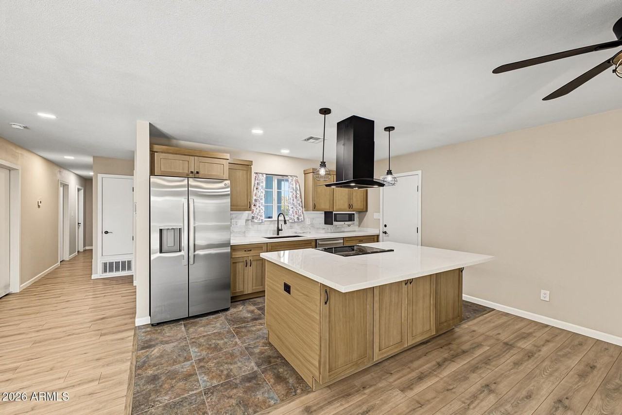 2301 E Laurel Ln - Photo 4 of 18