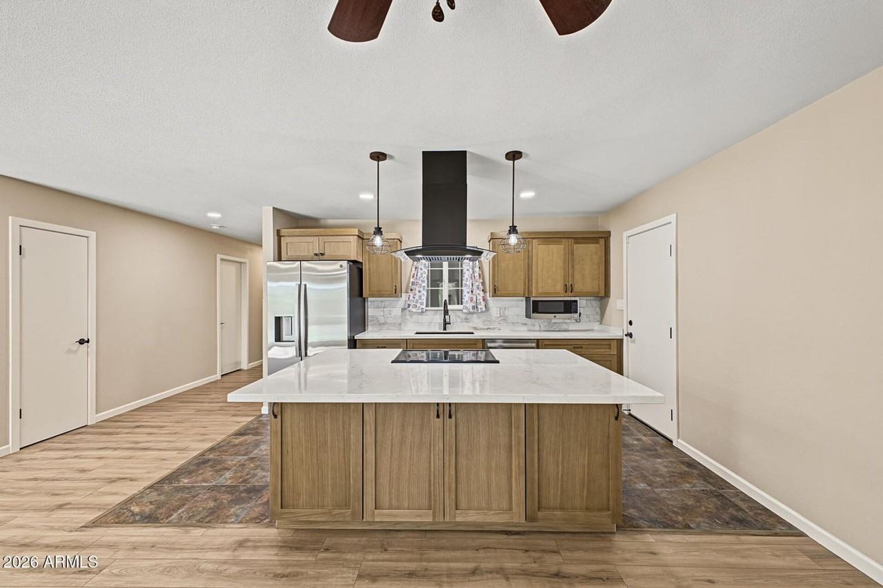 2301 E Laurel Ln - Photo 5 of 18