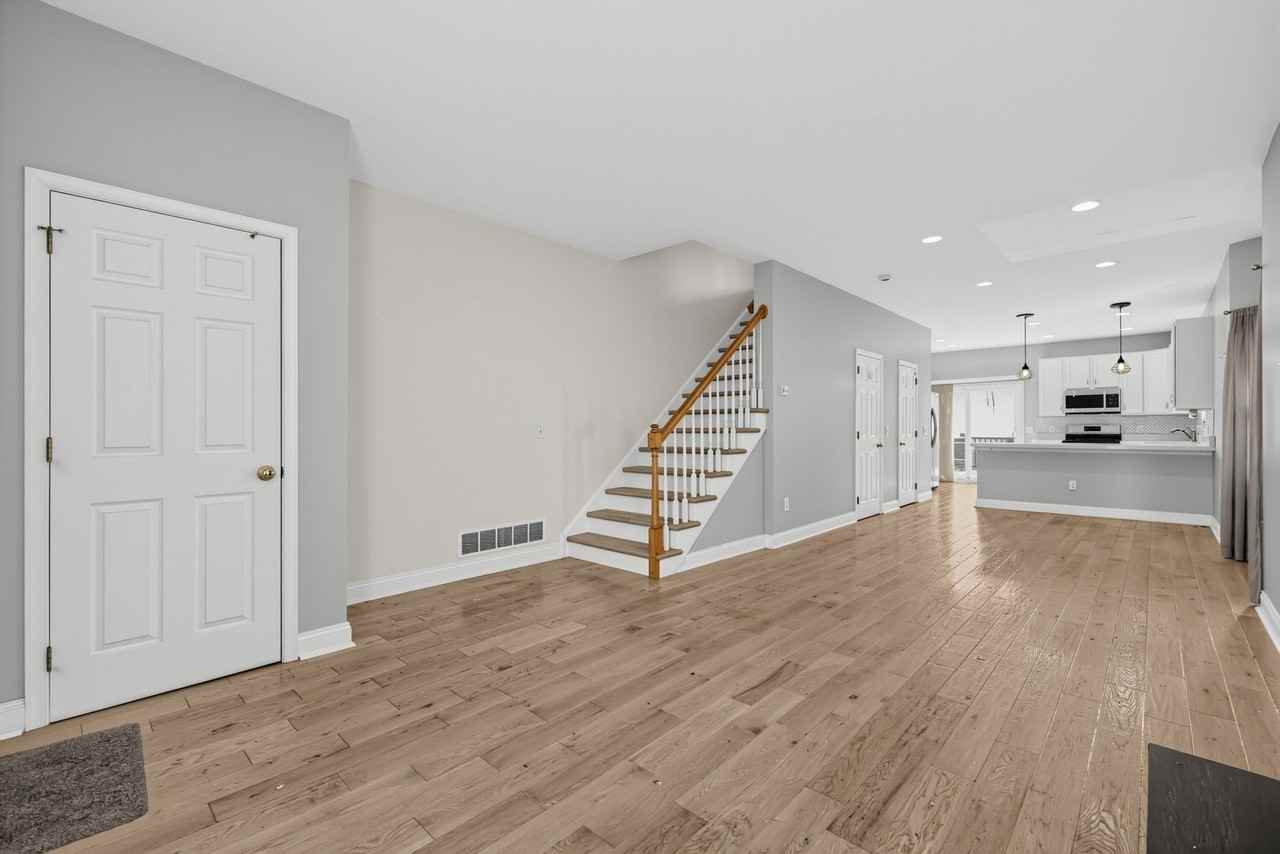 445 Spring Mill Ave - Photo 4 of 30