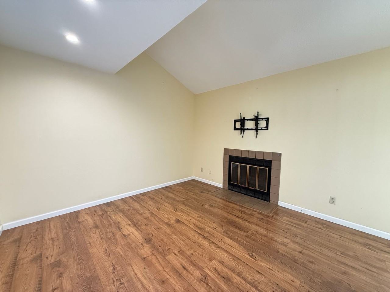 3934 Scamman Ct - Photo 3 of 23