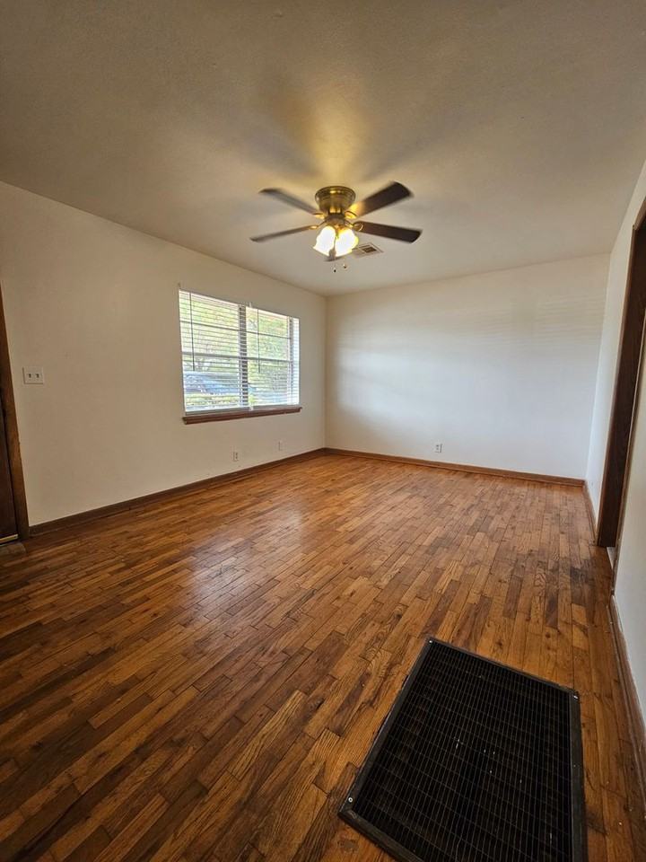 1415 Mckinley Ave - Photo 4 of 17