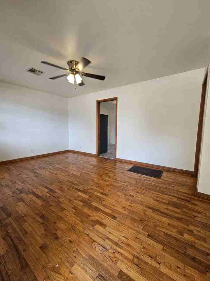 1415 Mckinley Ave - Photo 5 of 17