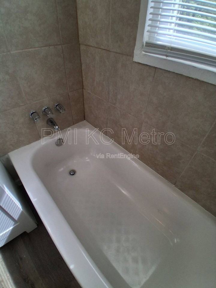 9548 Charlotte St - Photo 4 of 13