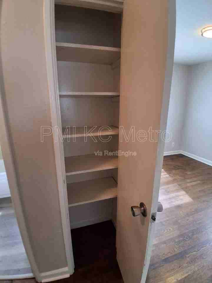 9548 Charlotte St - Photo 5 of 13