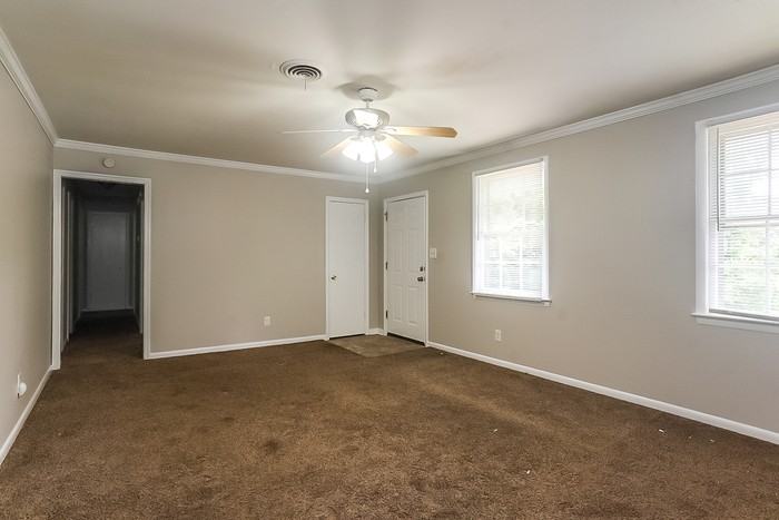 2353 Pinewood Ct - Photo 2 of 10
