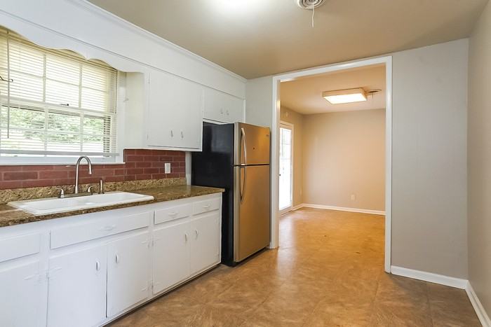 2353 Pinewood Ct - Photo 4 of 10