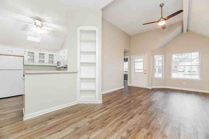 102 Fern Ct - Photo 4 of 11