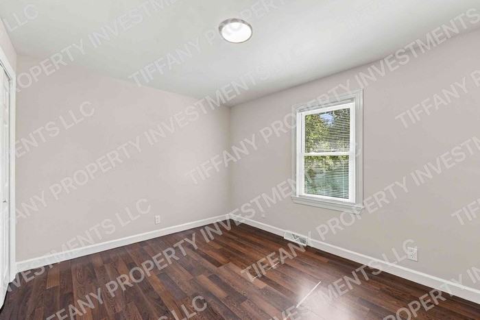 705 S Iredell Ave - Photo 7 of 13