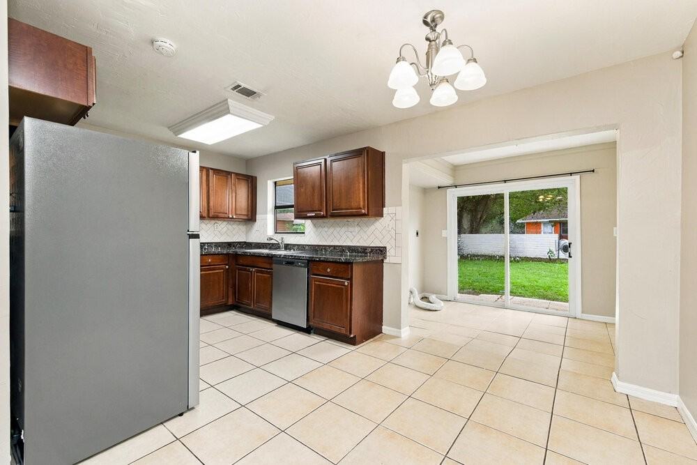 800 Jarmilla Ln - Photo 6 of 16