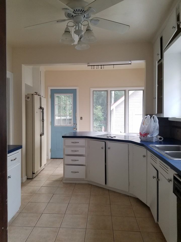 711 S Grinnell St #1 - Photo 4 of 10