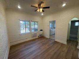 featured image of 542 N Alexandria Ave