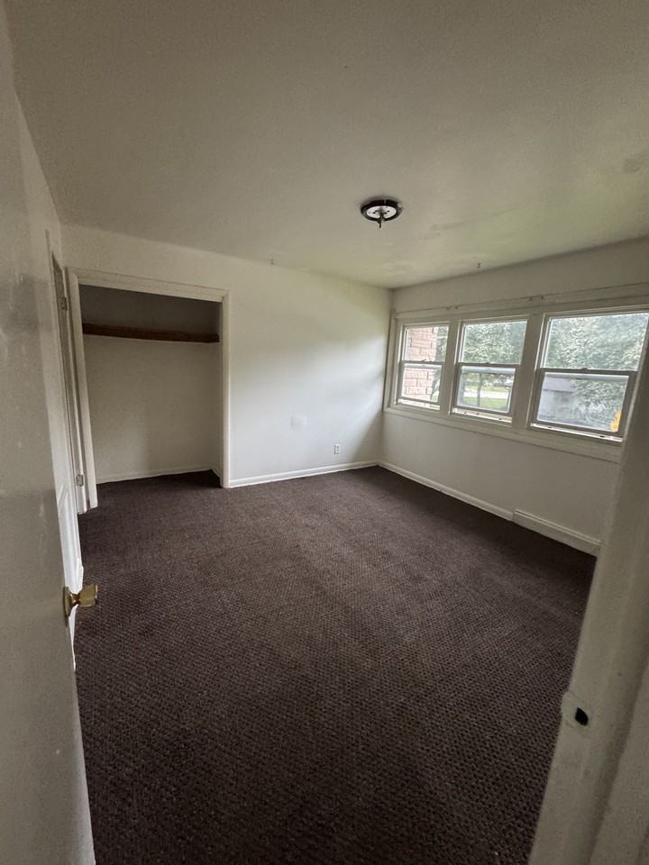 8127 W Thurston Ave #4 - Photo 4 of 6