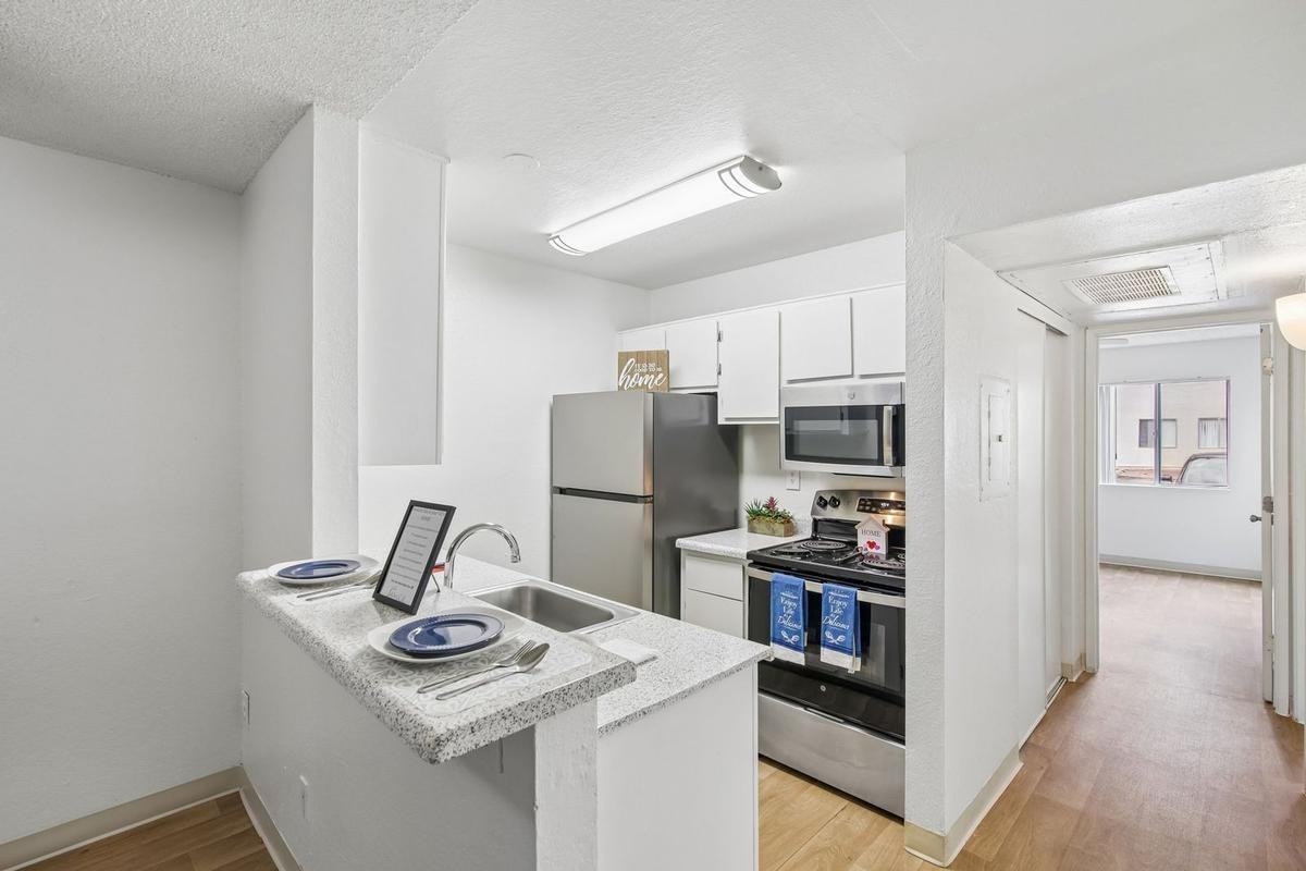 175 W Valencia Rd - Photo 4 of 27
