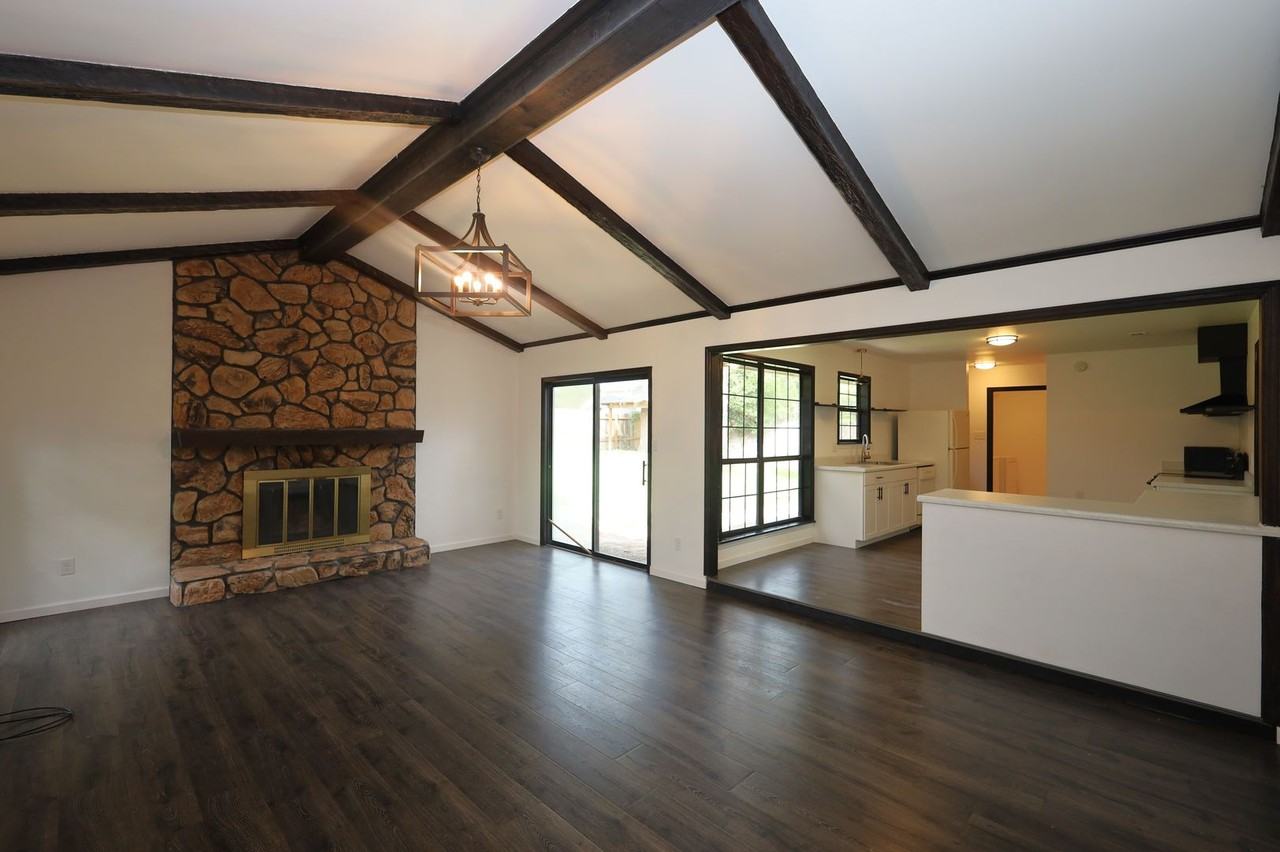 2208 Northwood Cir - Photo 2 of 26