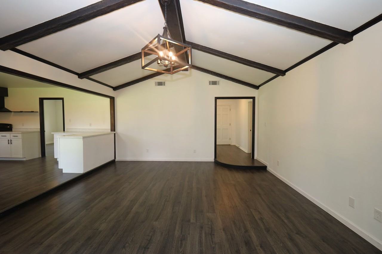 2208 Northwood Cir - Photo 4 of 26