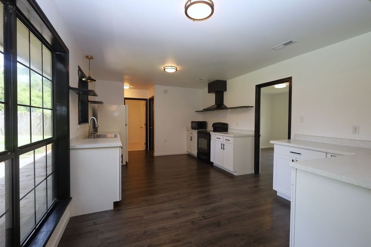 2208 Northwood Cir - Photo 5 of 26