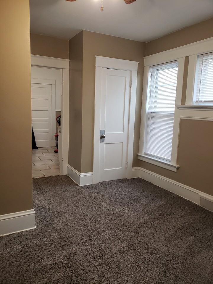1222 W 26th St #4 - Photo 5 of 10