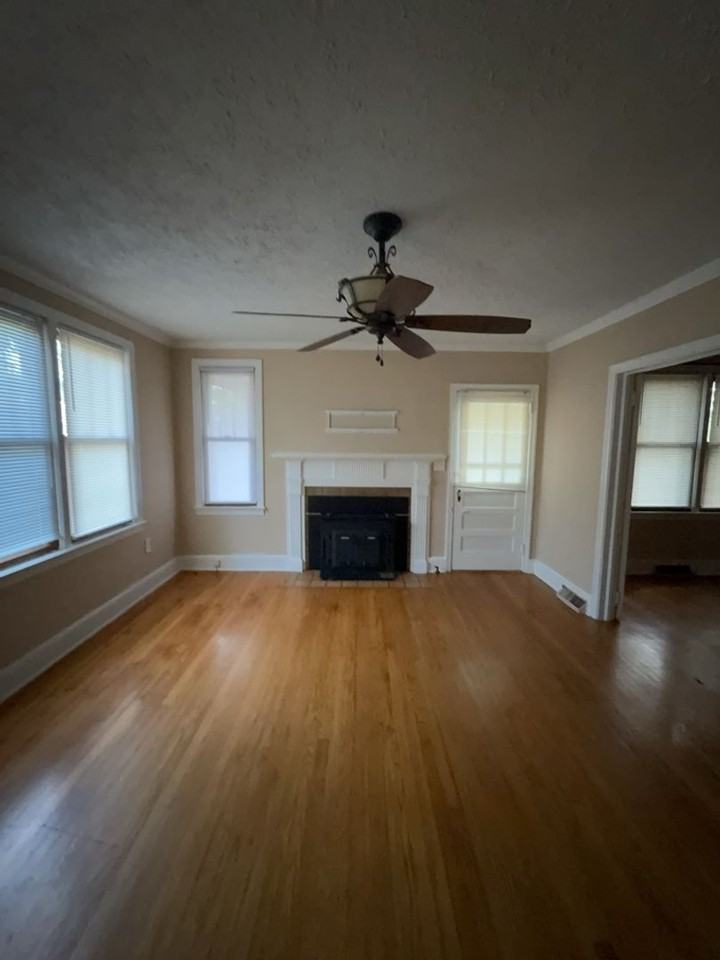 1516 Axtell Dr - Photo 3 of 10