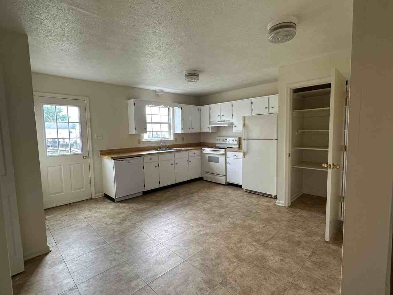 109 Parkside Dr - Photo 3 of 11