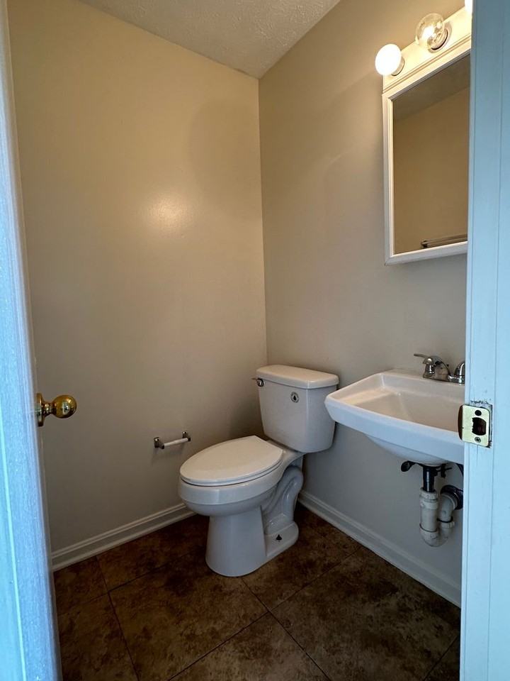 109 Parkside Dr - Photo 4 of 11