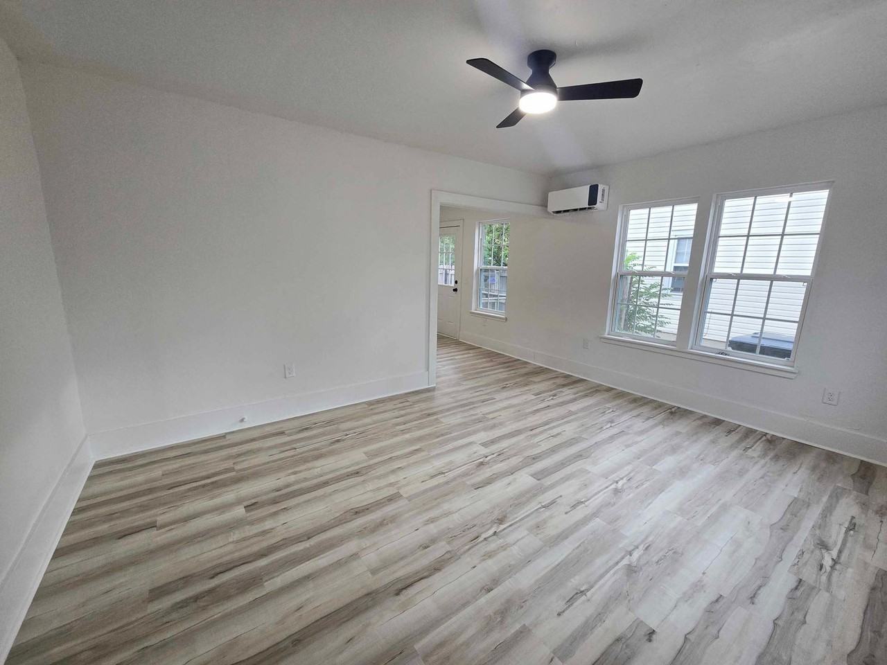 2137 Nw 29th St - Photo 2 of 9