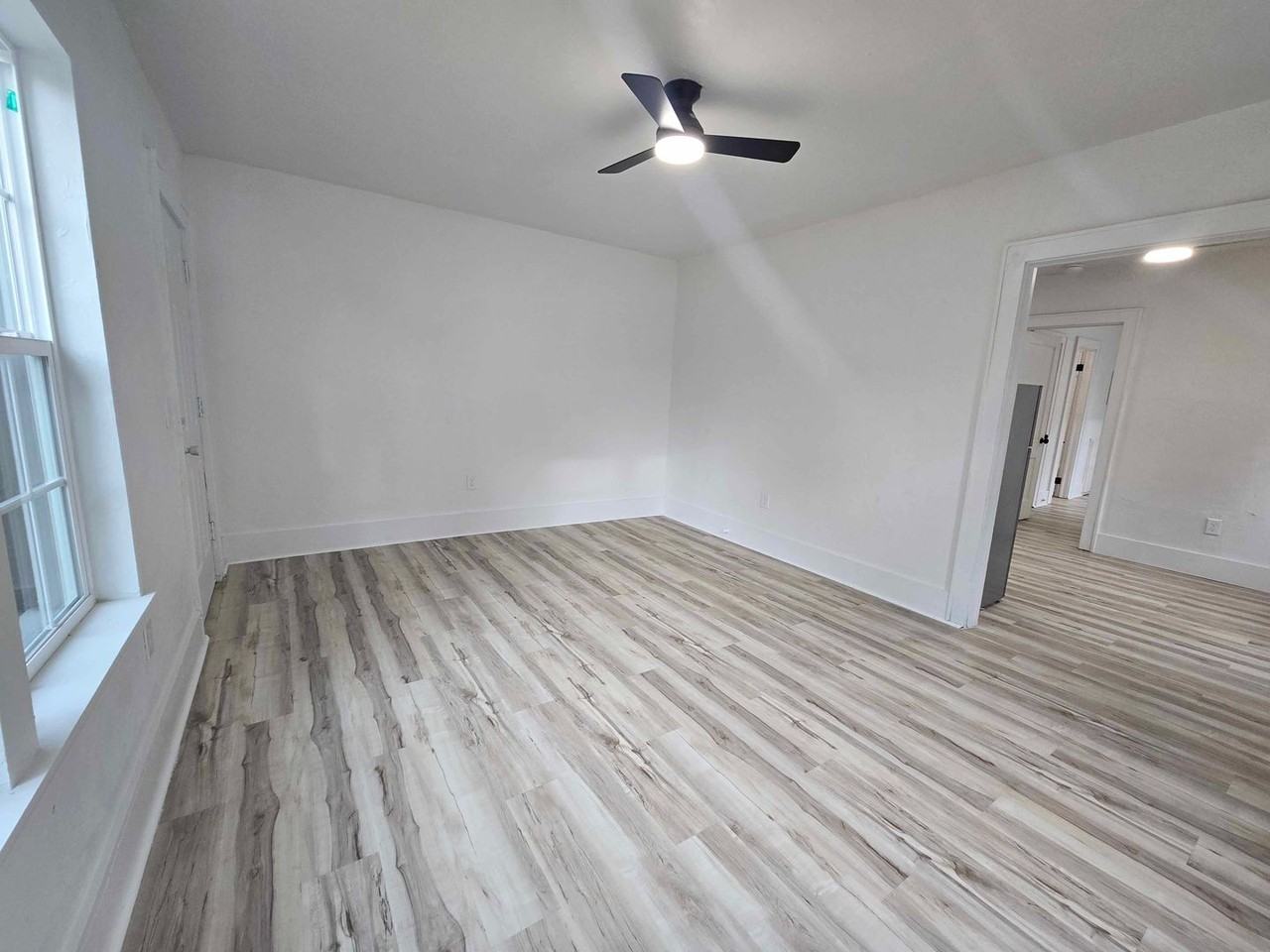 2137 Nw 29th St - Photo 3 of 9