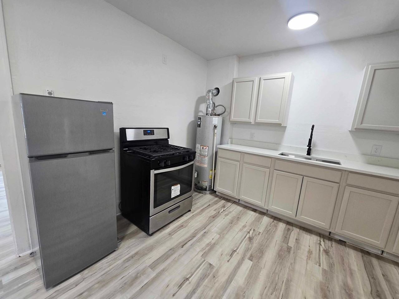 2137 Nw 29th St - Photo 4 of 9