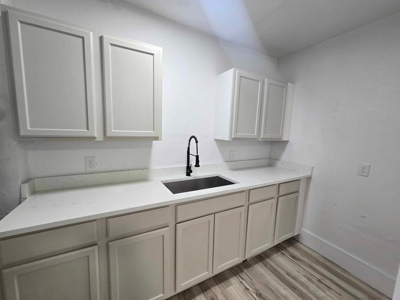 2137 Nw 29th St - Photo 5 of 9