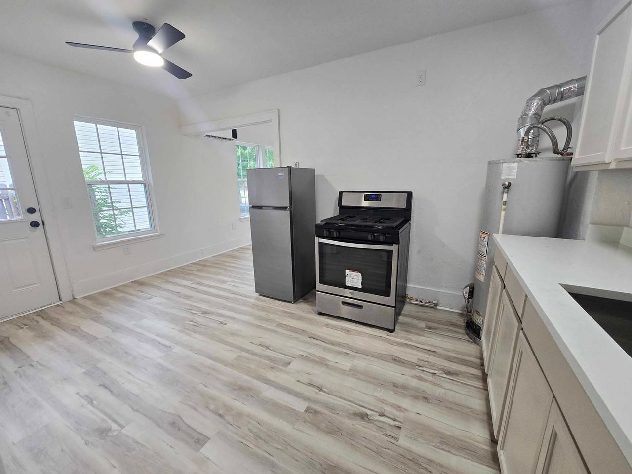 2137 Nw 29th St - Photo 6 of 9