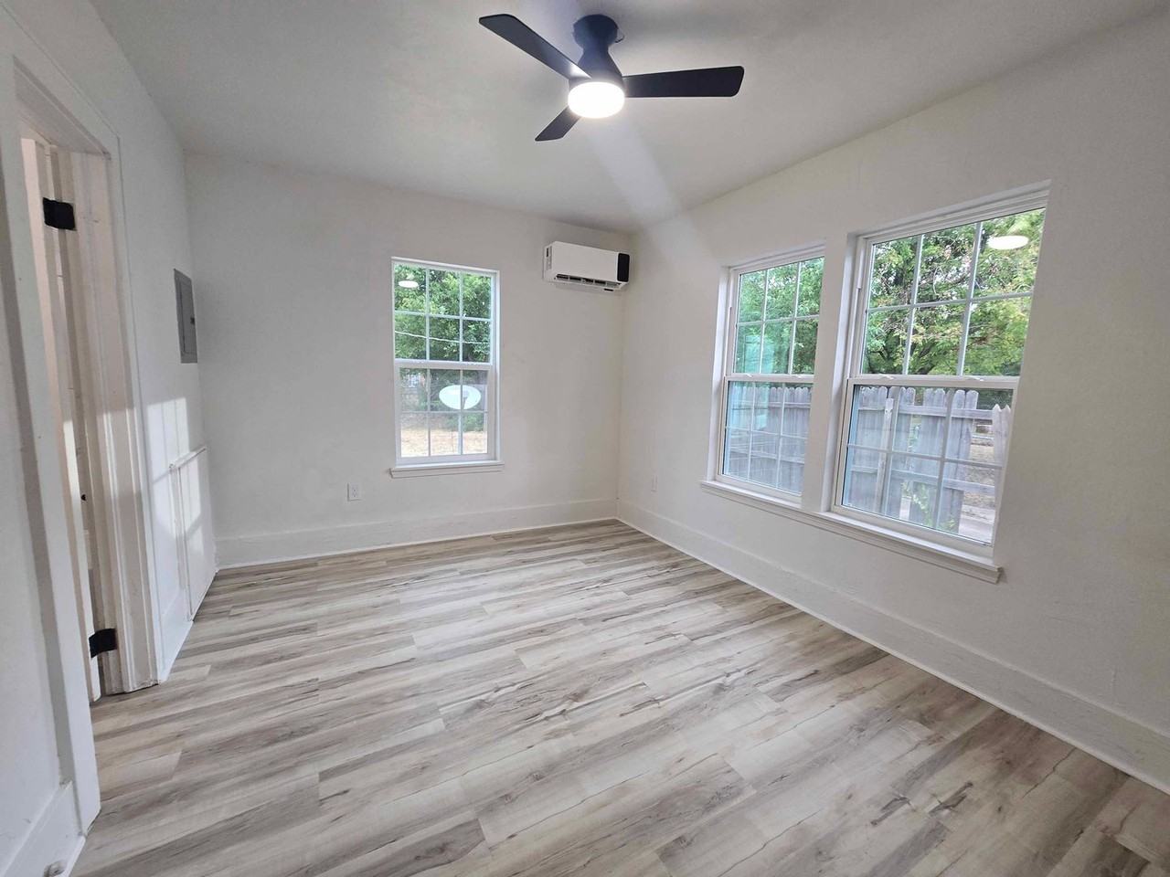 2137 Nw 29th St - Photo 7 of 9