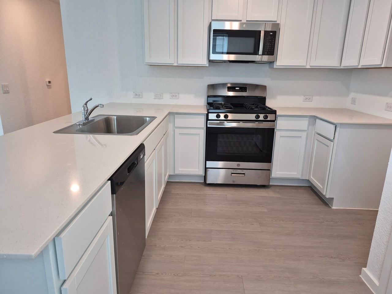 10806 Milas Pl - Photo 4 of 34