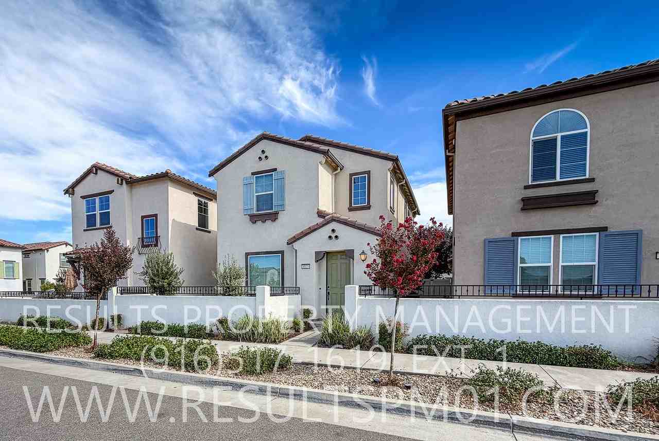4025 Gunnar Dr - Photo 3 of 33
