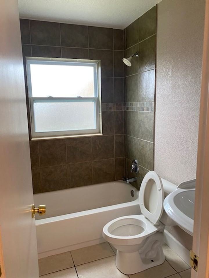3170 S Bumby Ave #D7 - Photo 4 of 9