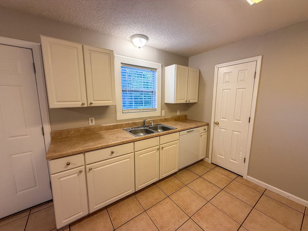 4321 Chalet Cir - Photo 5 of 18