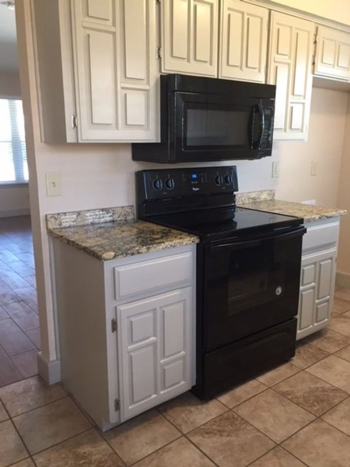 9844 Camfield Ave - Photo 5 of 12