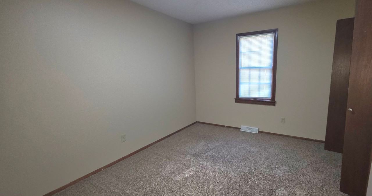 2534 S Regina Ave - Photo 2 of 13