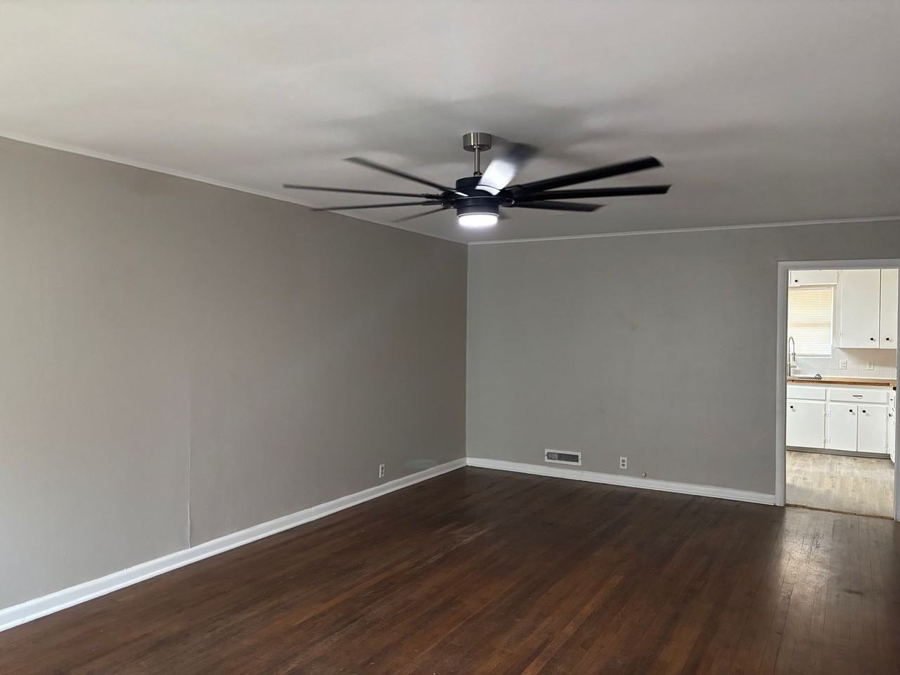 1405 W Shields Dr - Photo 2 of 5