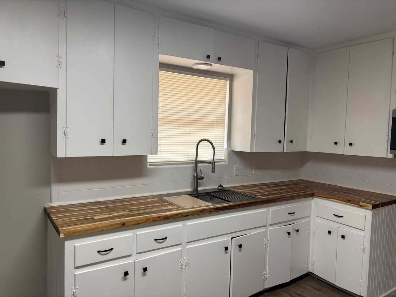 1405 W Shields Dr - Photo 3 of 5