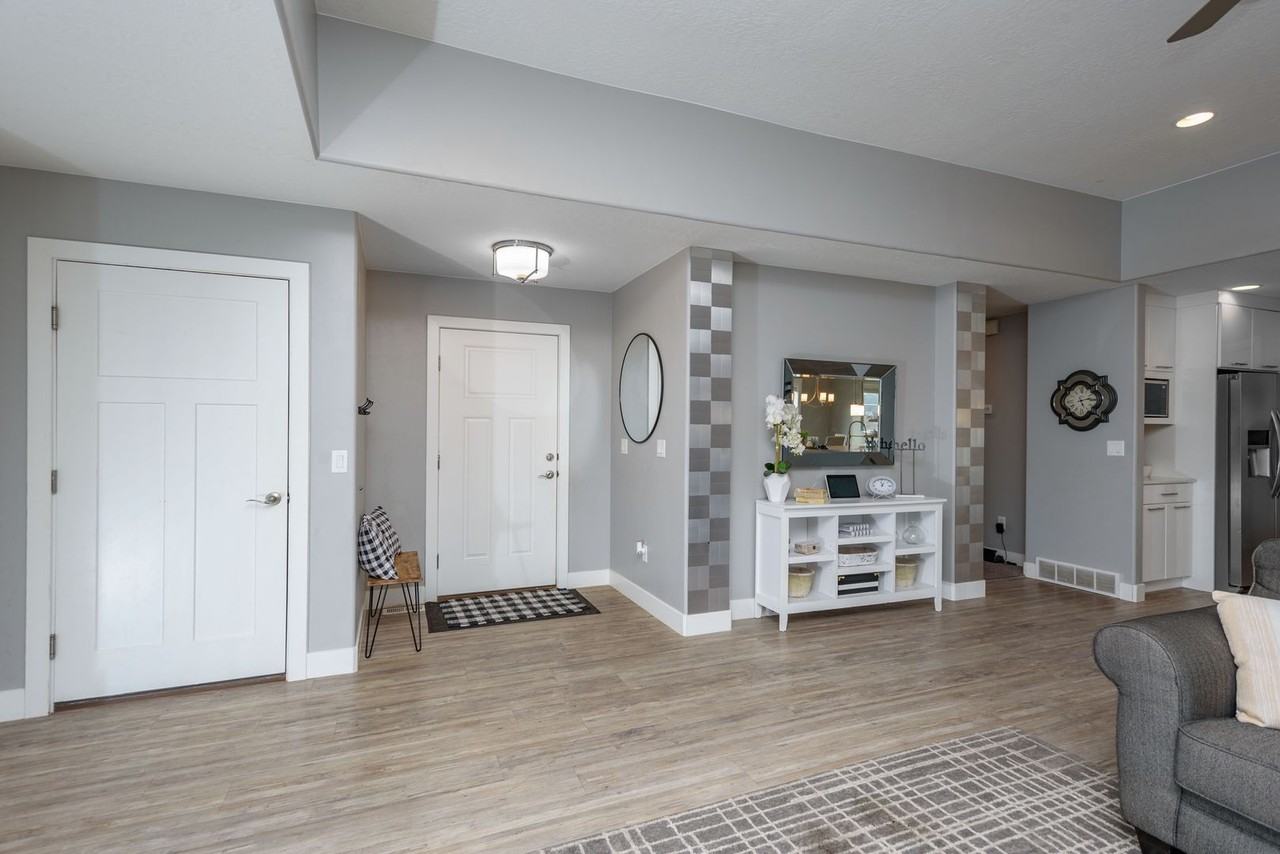 4005 W 100 S - Photo 4 of 35