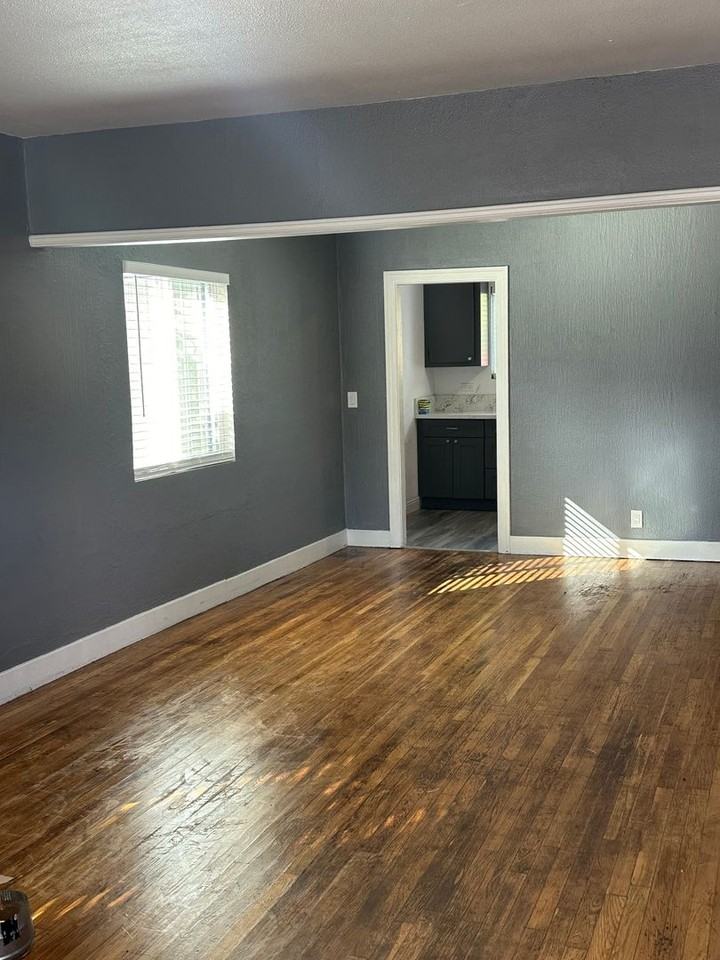 525 S Jefferson St - Photo 5 of 9