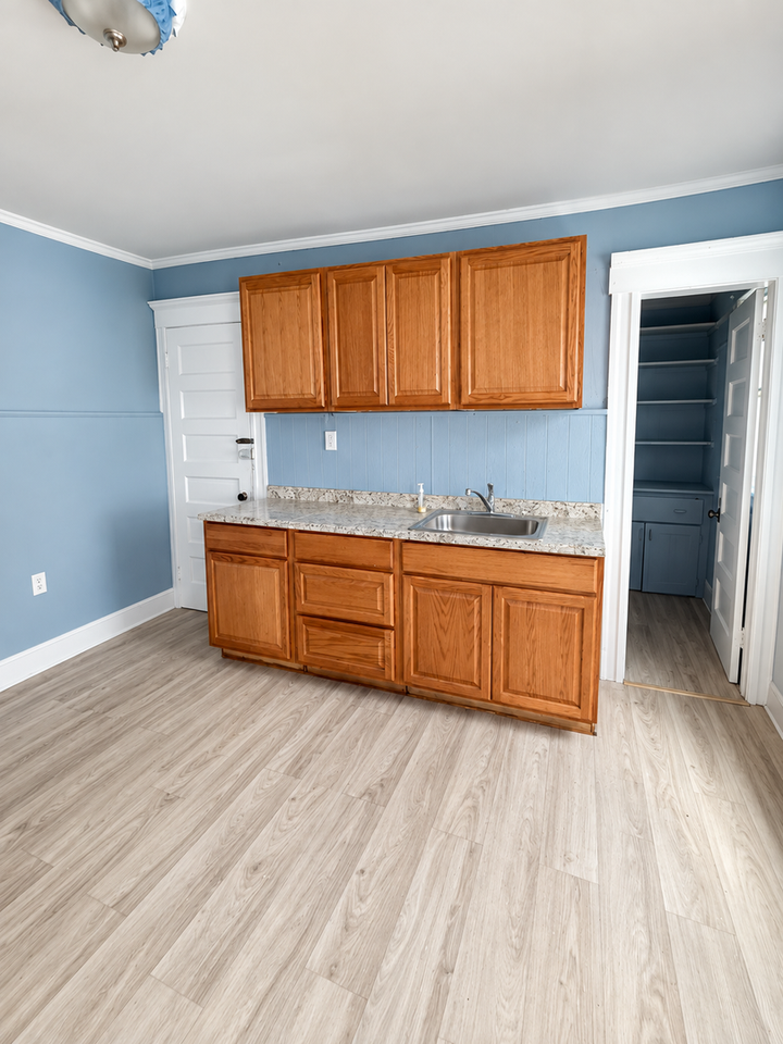922 Howard Ave - Photo 3 of 7
