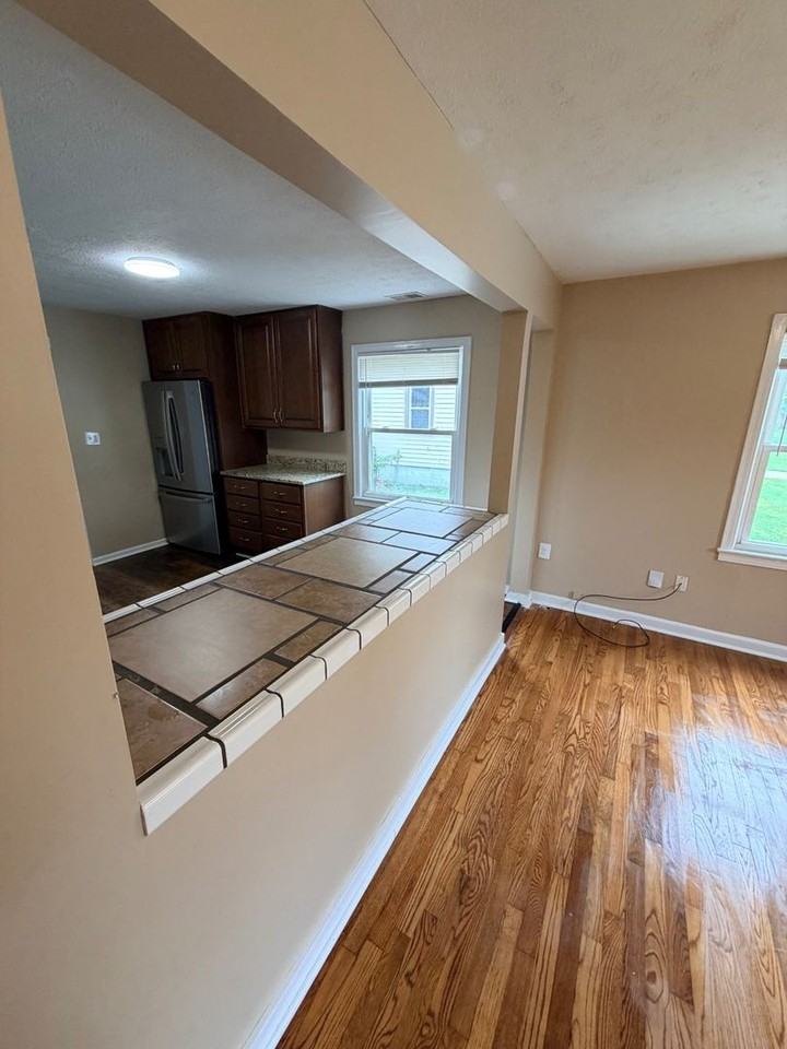 1027 Stanley Ave - Photo 4 of 8