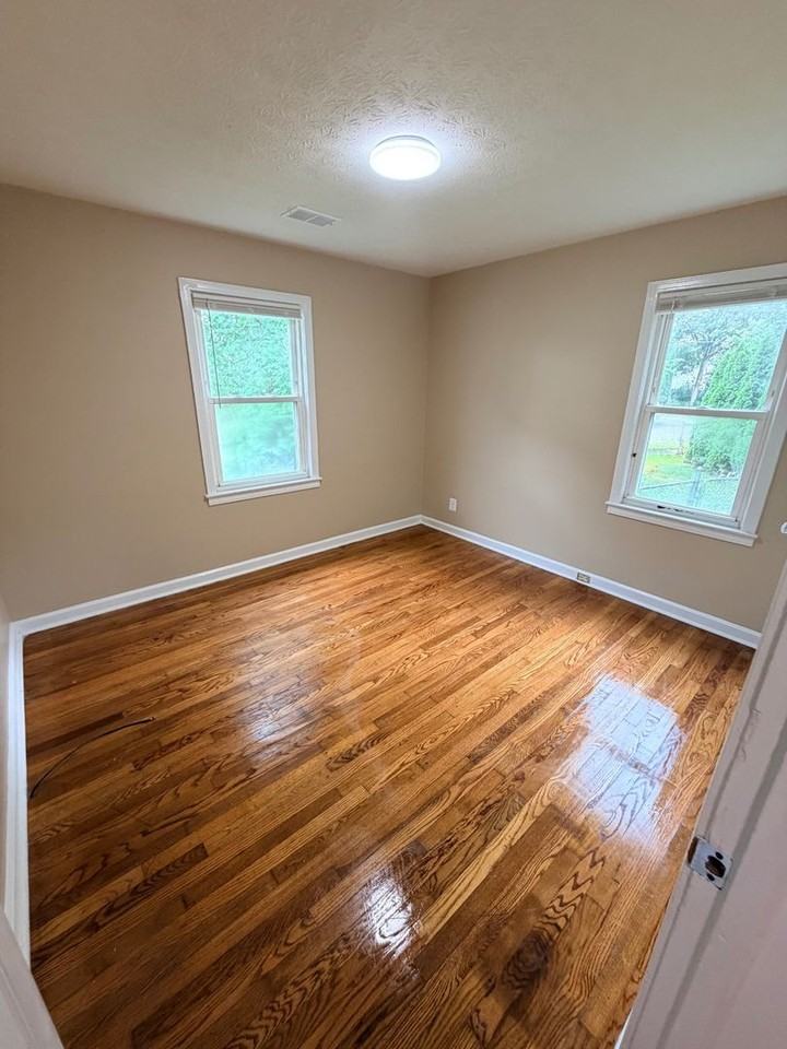 1027 Stanley Ave - Photo 5 of 8