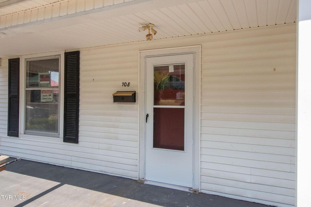 708 Portsmouth Ave - Photo 4 of 35