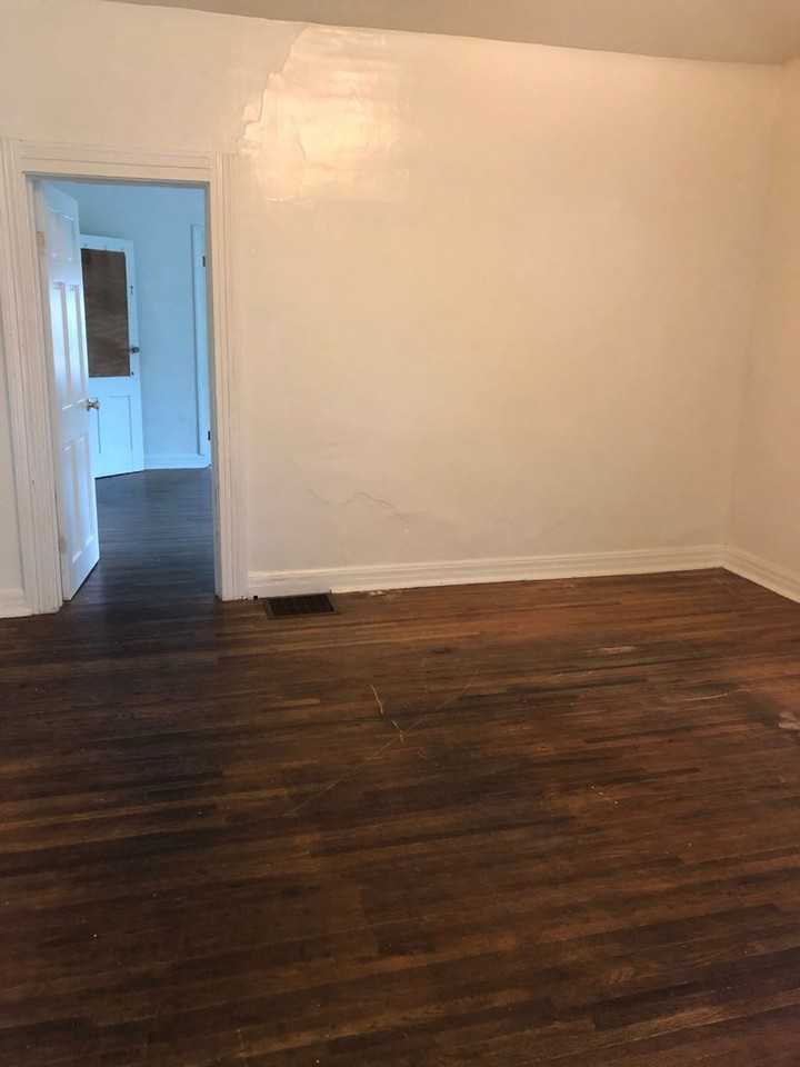 300 E 11th St - Photo 2 of 8