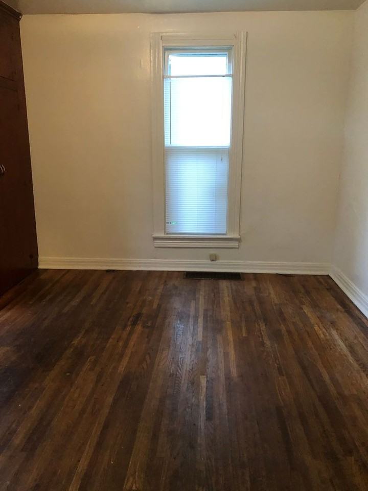 300 E 11th St - Photo 4 of 8