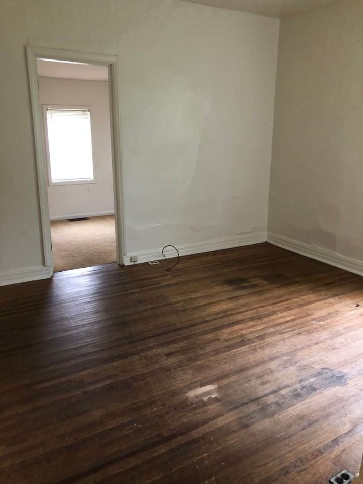 300 E 11th St - Photo 5 of 8